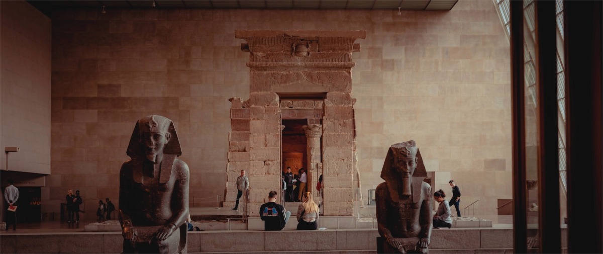 Statues (frontal view) of Amenhotep III at the Temple of Dendur