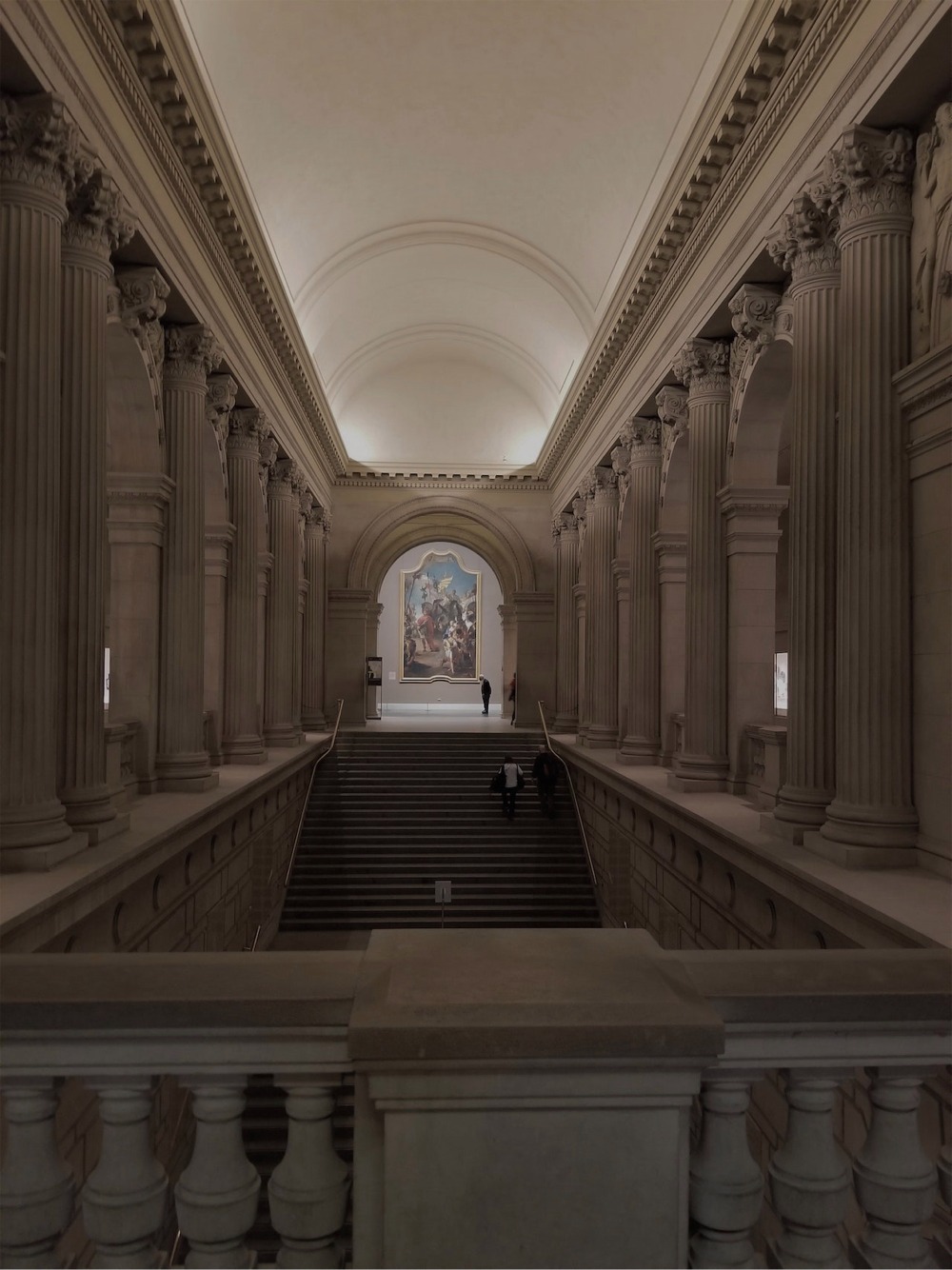 This photograph shows a colonnaded staircase known as the Grand Stairway at the The Metropolitan Museum of Art in New York City.
