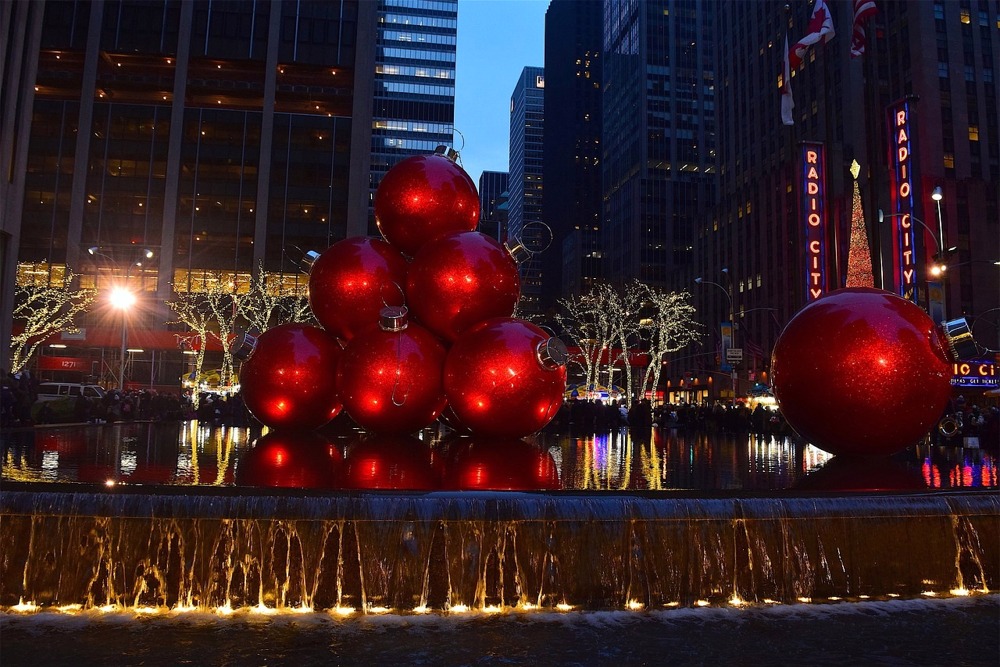 Christmas at the Avenue of the Americas Fountain, New York.