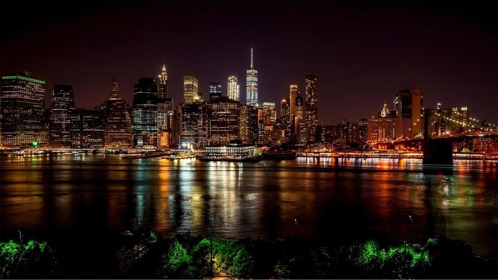 Manhattan Skyline and the Brooklyn Bridge at night, New York.