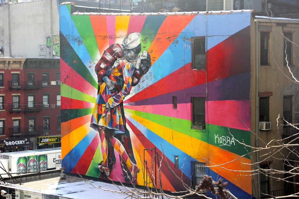 Sailor Kissing a Nurse street art by Eduardo Kobra, New York.